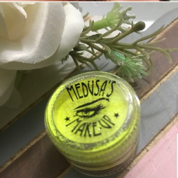 🌟NEON YELLOW Medusa Makeup Glitter Pot NWOTag - Picture 8 of 8